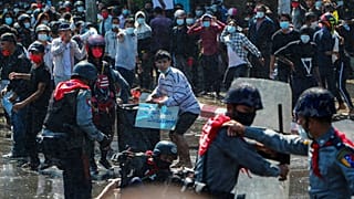 Myanmar'da polis, darbe karşıtı protestoculara plastik mermiyle müdahale etti
