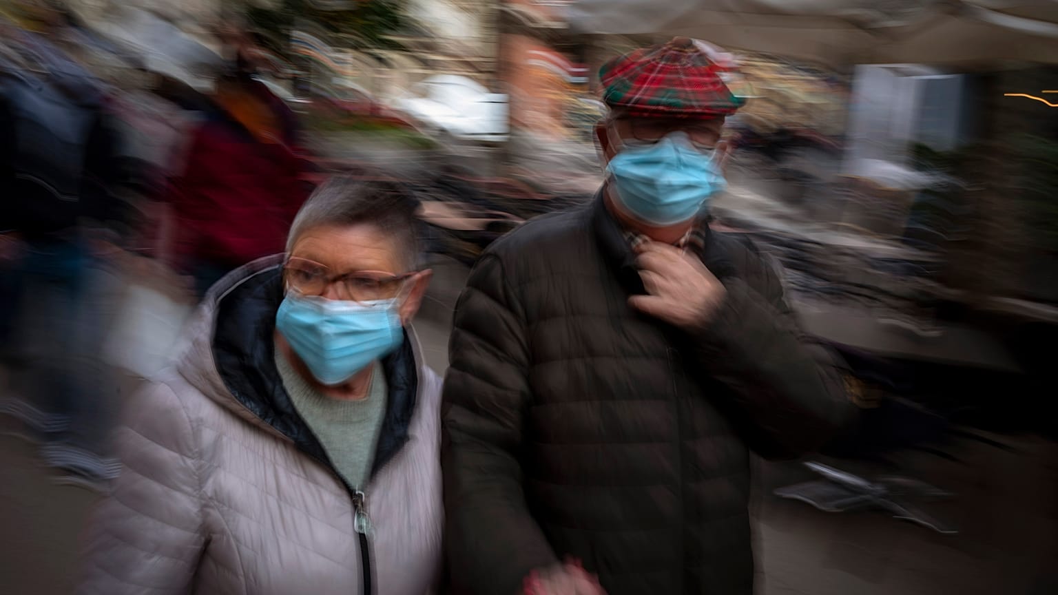Una pareja paseando en Barcelona
