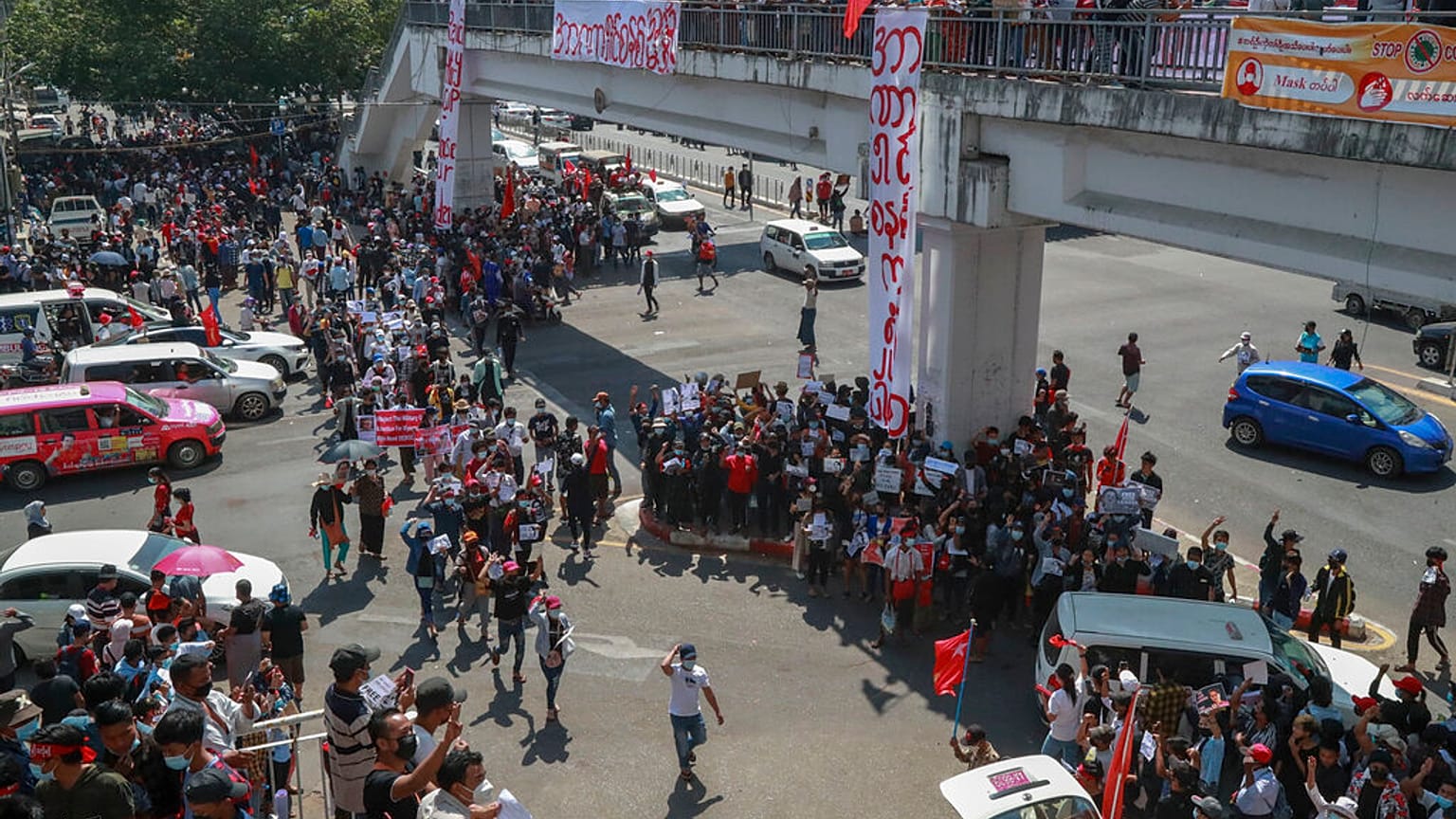 A tömegbe lőttek a rendőrök Mianmarban