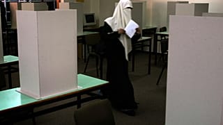 صورة أرشيفية لطالبة فلسطينية تقترع في غزة 2006