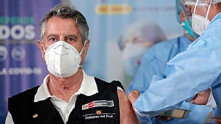 El presidente Francisco Sagasti recibe la vacuna