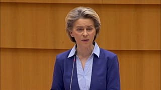 Von der Leyen lamenta "profundamente" erros na estratégia de vacinação