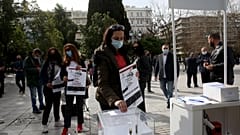 Auf dem Syntagma-Platz gegenüber des Parlaments werden die Schlüssel der Lokale zentral gesammelt