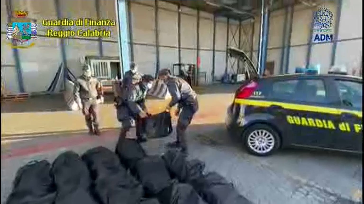 Gioia Tauro port, Guardia di Finanza seizing cocaine