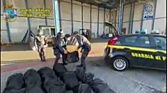 Gioia Tauro port, Guardia di Finanza seizing cocaine