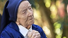 Η τυφλή μοναχή που νίκησε τον κορονοϊό στα 117