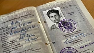 Ein Ausweis des verstorbenen Erich Schwam, der einem Dorf seine Millionen vermachte