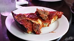 Ein Stück typischer deep-dish Pizza Chicago style. Es gibt natürlich auch flachere und andere Varianten