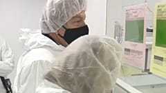 Der Chef der neuen EU-Impf-Task-Force, Thierry Breton, beim Besuch eines AstraZeneca-Zulieferers