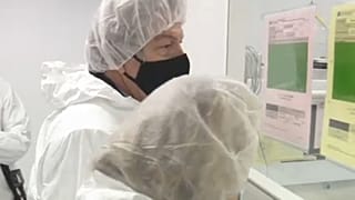 Der Chef der neuen EU-Impf-Task-Force, Thierry Breton, beim Besuch eines AstraZeneca-Zulieferers