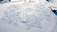 Riesiges Fußstapfenbild im Schnee