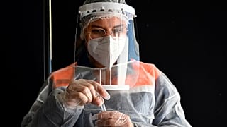 Archives : test de dépistage du Covid-19 effectué dans un bâtiment de l'université de Rennes, dans l'ouest de la France, le 25 janvier 2021