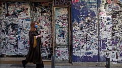 Frau in Athen - dort jetzt wieder harter Lockdown