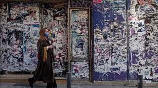 Frau in Athen - dort jetzt wieder harter Lockdown