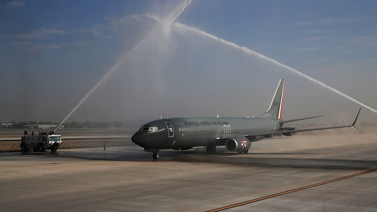 El avión militar con el presidente López Obrador aterriza en la base Santa Lucia para inaugurar el nuevo tramo del aeropuerto de Ciudad de Me´xico, 10/2/2021