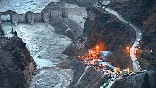 Mentés egy gleccseromlás után a Himalája oldalában, az indiai Uttarakhand államban