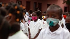 Alunos reúnem-se no pátio de uma escola no regresso às aulas em Luanda