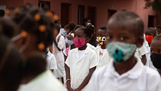 Alunos reúnem-se no pátio de uma escola no regresso às aulas em Luanda