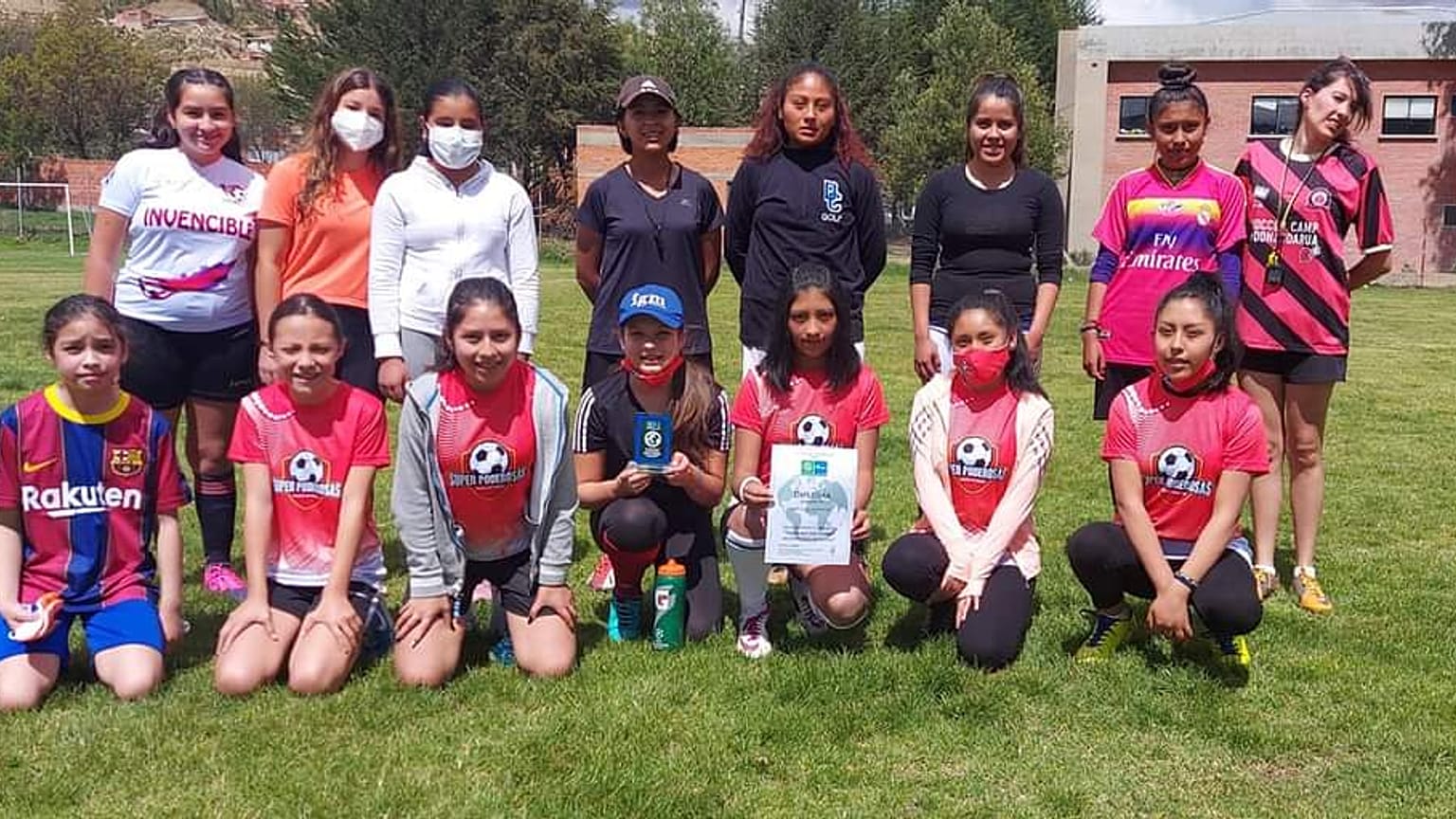Football for Friendship récompense de jeunes "superwomen" en Bolivie