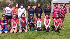 Football for Friendship zeichnet bolivianische "Superfrauen"-Mädchen-Akademie aus 