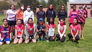 Football for Friendship récompense de jeunes "superwomen" en Bolivie
