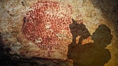 Музыкант играет на древней раковине в ходе научного эксперимента