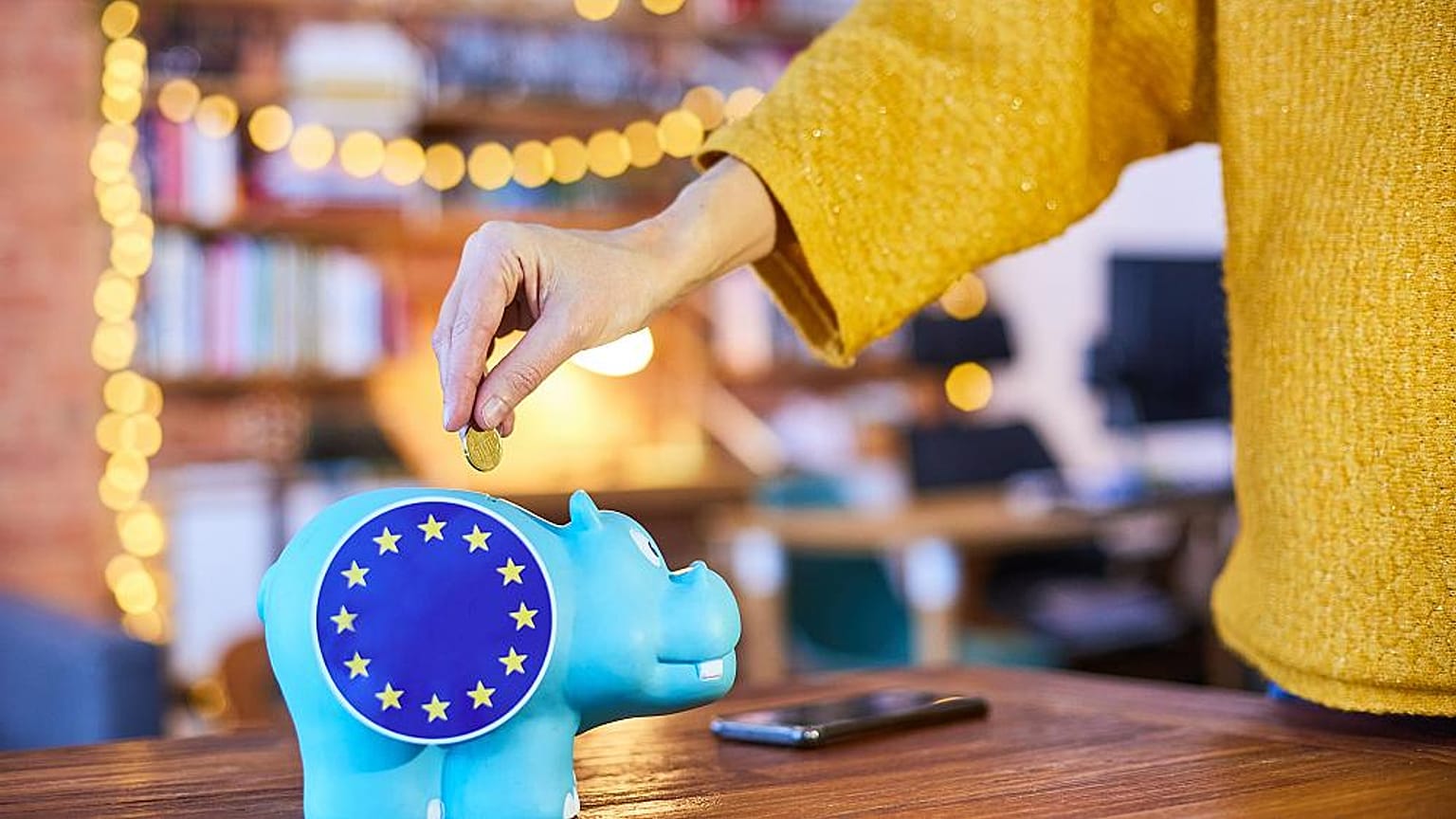 Eurostat'ın son tahminlerine göre 2020 yılında yüzde 6,8 daralan Euro Bölgesi ekonomisi 2021 ve 2022'de yüzde 3,8 oranında büyüyecek