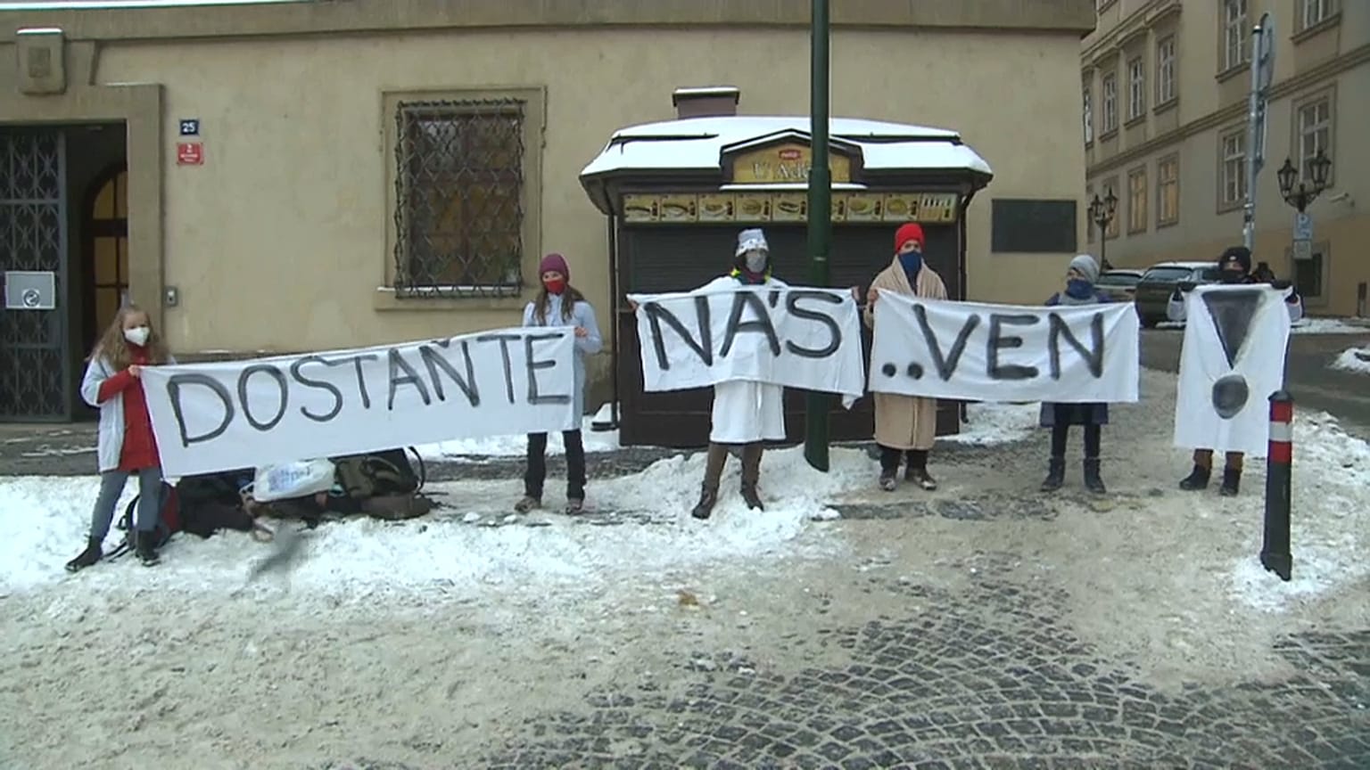 Школьники на митинге в Праге
