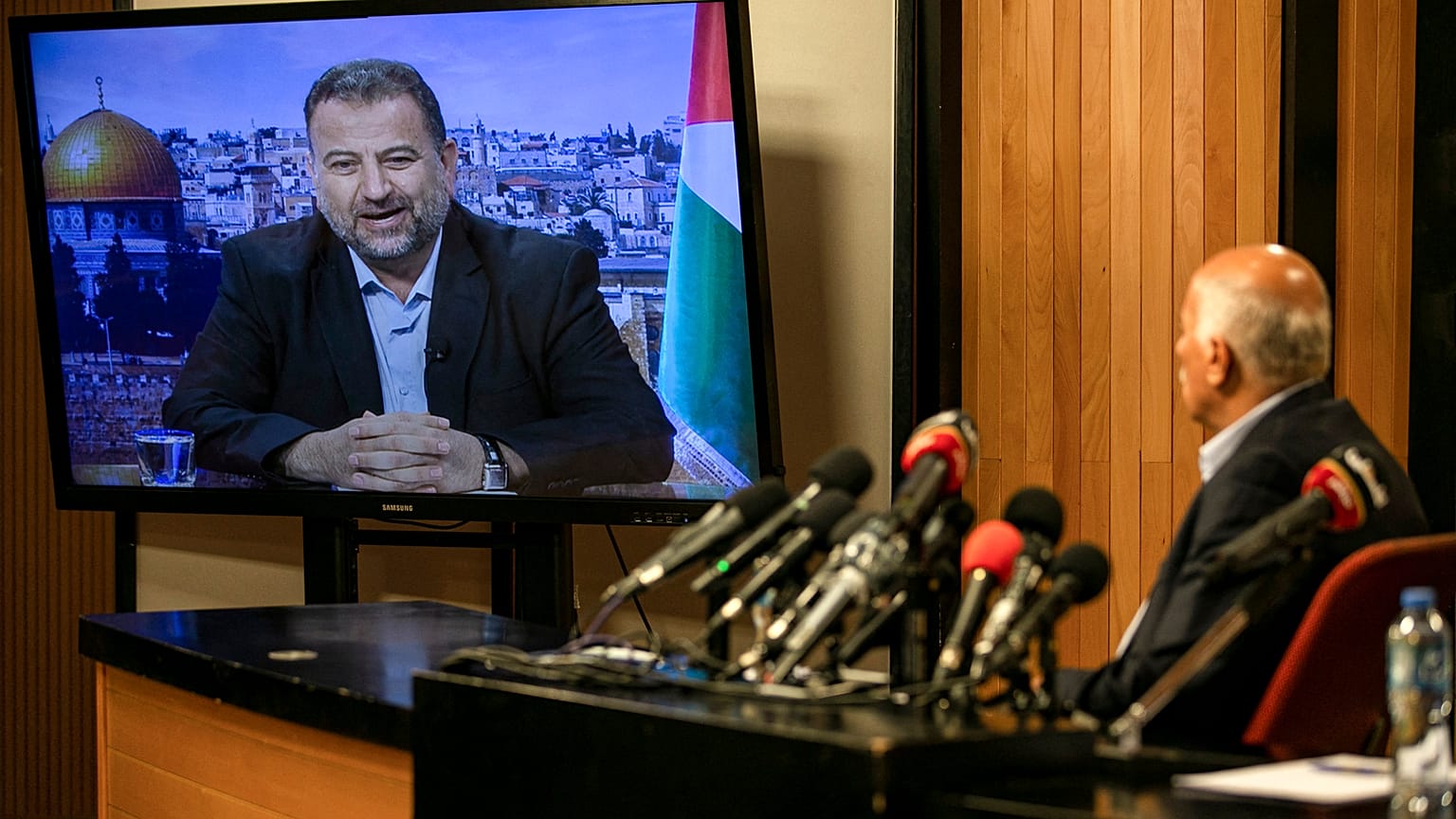 جبريل الرجوب، المسؤول في حركة فتح، في مدينة رام الله بالضفة الغربية يتحدث عبر الفيديو مع نائب رئيس حماس صالح العاروري