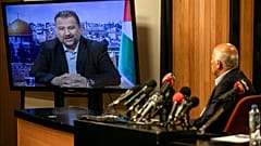 جبريل الرجوب، المسؤول في حركة فتح، في مدينة رام الله بالضفة الغربية يتحدث عبر الفيديو مع نائب رئيس حماس صالح العاروري