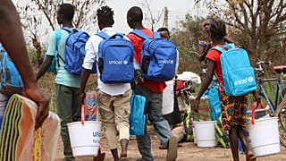 D'anciens enfants soldats rentrent chez eux après avoir reçu du matériel et des fournitures lors de la libération d'un enfant soldat au Sud-Soudan (le 12 février 2019)