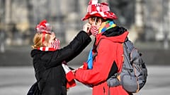 Mit Kostüm und Maske: ein Paar in Köln