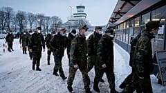 Солдаты Бундесвера направляются на вакцинацию в Берлине. 