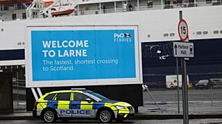 Polizeiauto am Hafen von Larne, Nordirland