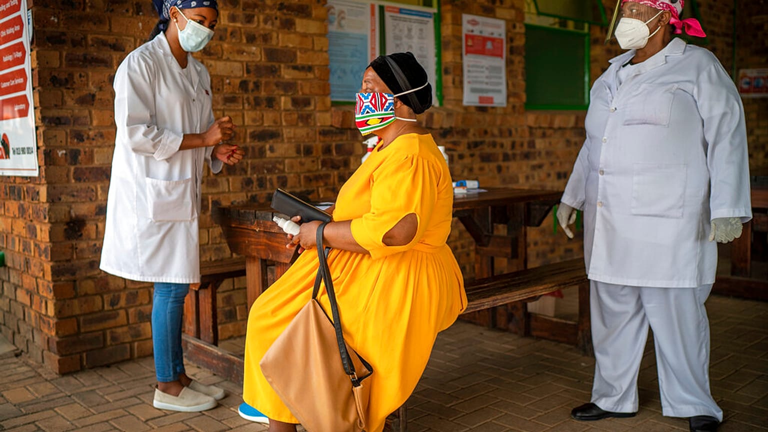 Uma mulher sul-africana ouve as explicações sobre o teste de despistagem de Covid-19 que se prepara para fazer