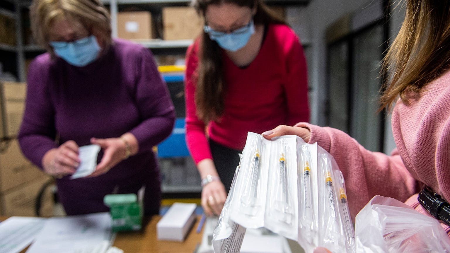 A Pfizer-BioNTech koronavírus elleni vakcináját készítik elő a háziorvosoknak Kecskeméten, a Bács-Kiskun Megyei Kormányhivatal Népegészségügyi Főosztályán.