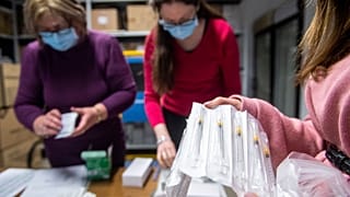 A Pfizer-BioNTech koronavírus elleni vakcináját készítik elő a háziorvosoknak Kecskeméten, a Bács-Kiskun Megyei Kormányhivatal Népegészségügyi Főosztályán.