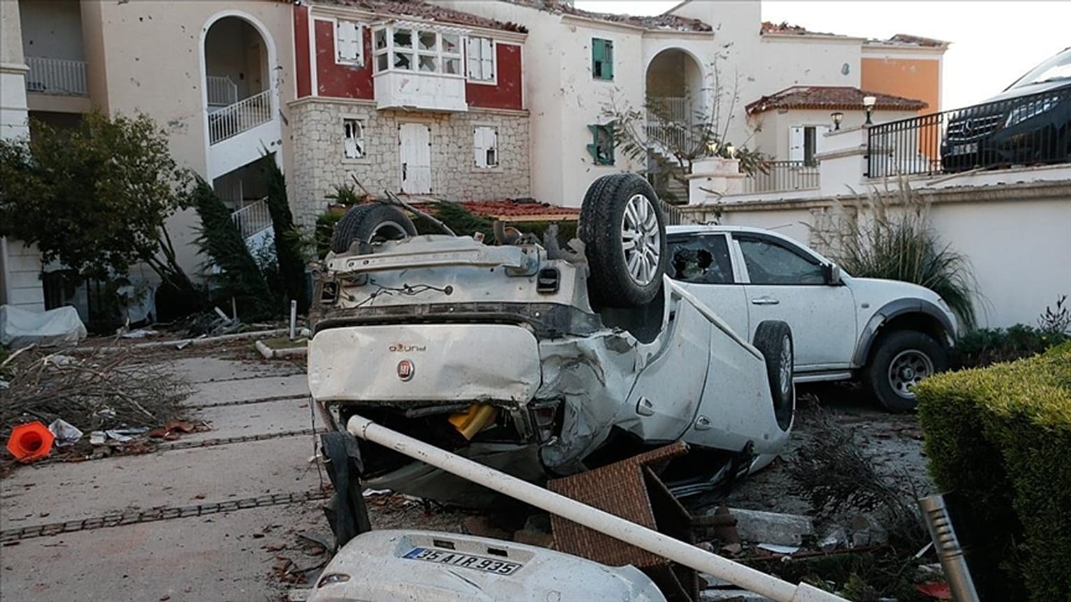 Çeşme'de yaşanan hortum ve fırtına büyük maddi zarara yol açtı.