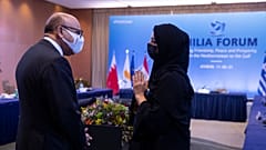 وزير خارجية البحرين عبد اللطيف الزياني متحدثاً مع وزيرة الدولة الإماراتية لشؤون التعاون الدولي ريم الهاشمي 