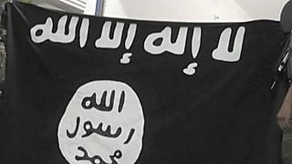 Bei den Durchsuchungen wurde eine Flagge der Torromiliz IS gefunden