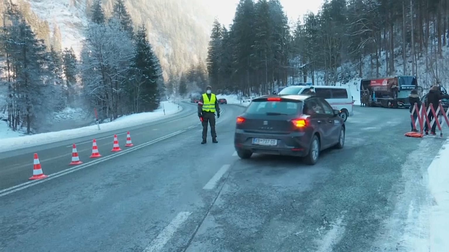 Eine inländische Grenz- und Coronatest-Kontrolle in Tirol 