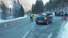 Eine inländische Grenz- und Coronatest-Kontrolle in Tirol 