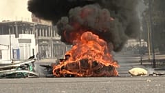 العشرات من الشباب نصبوا حواجز طرق في مدينة تطاوين بجنوب تونس للتنديد بالوعود الكاذبة التي أعلنتها الحكومة