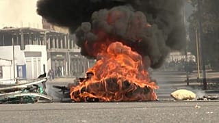 العشرات من الشباب نصبوا حواجز طرق في مدينة تطاوين بجنوب تونس للتنديد بالوعود الكاذبة التي أعلنتها الحكومة