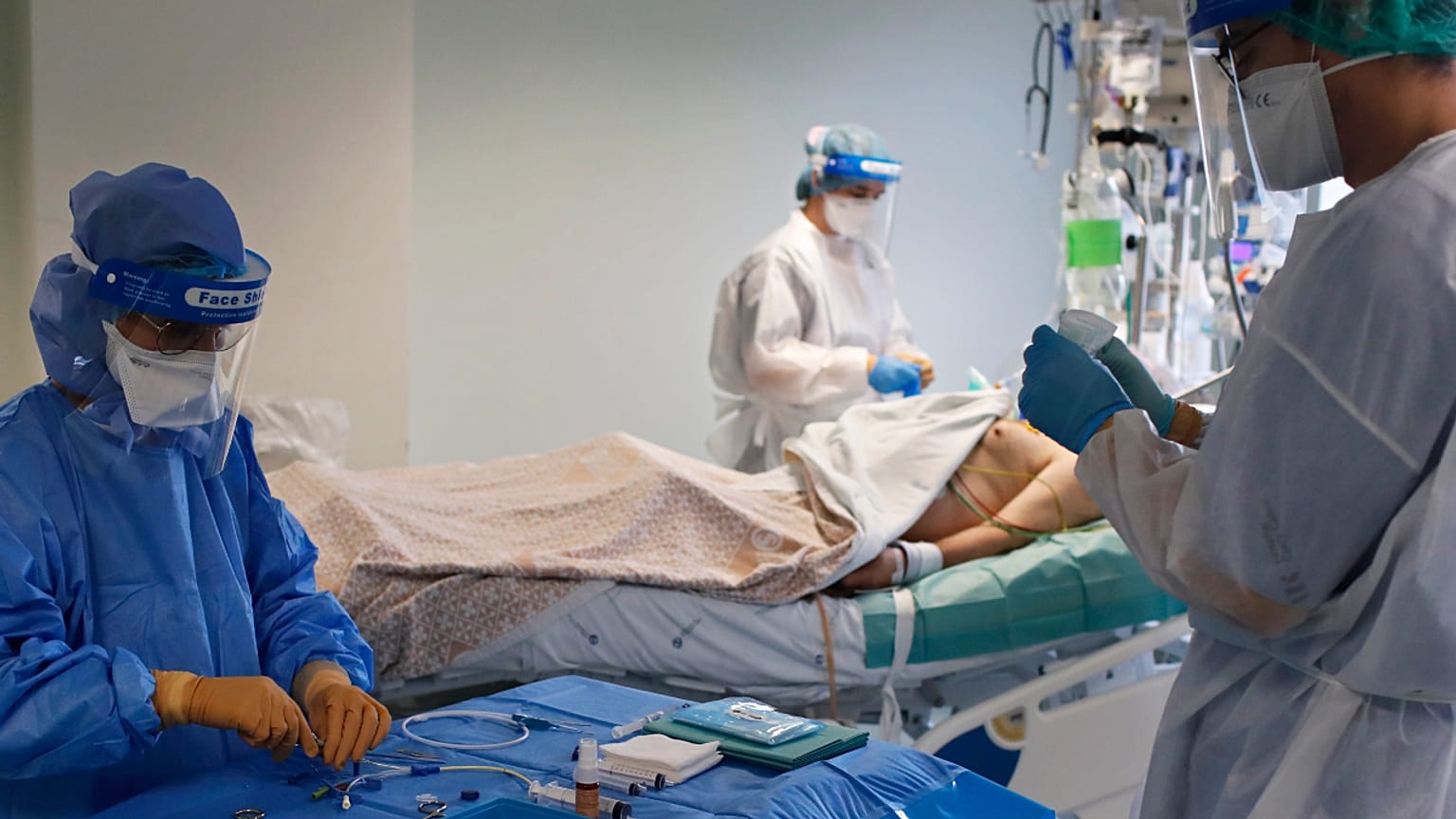 Equipa médica assiste "doente covid" na UCI do Curry Cabral, em Lisboa