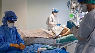 Equipa médica assiste "doente covid" na UCI do Curry Cabral, em Lisboa