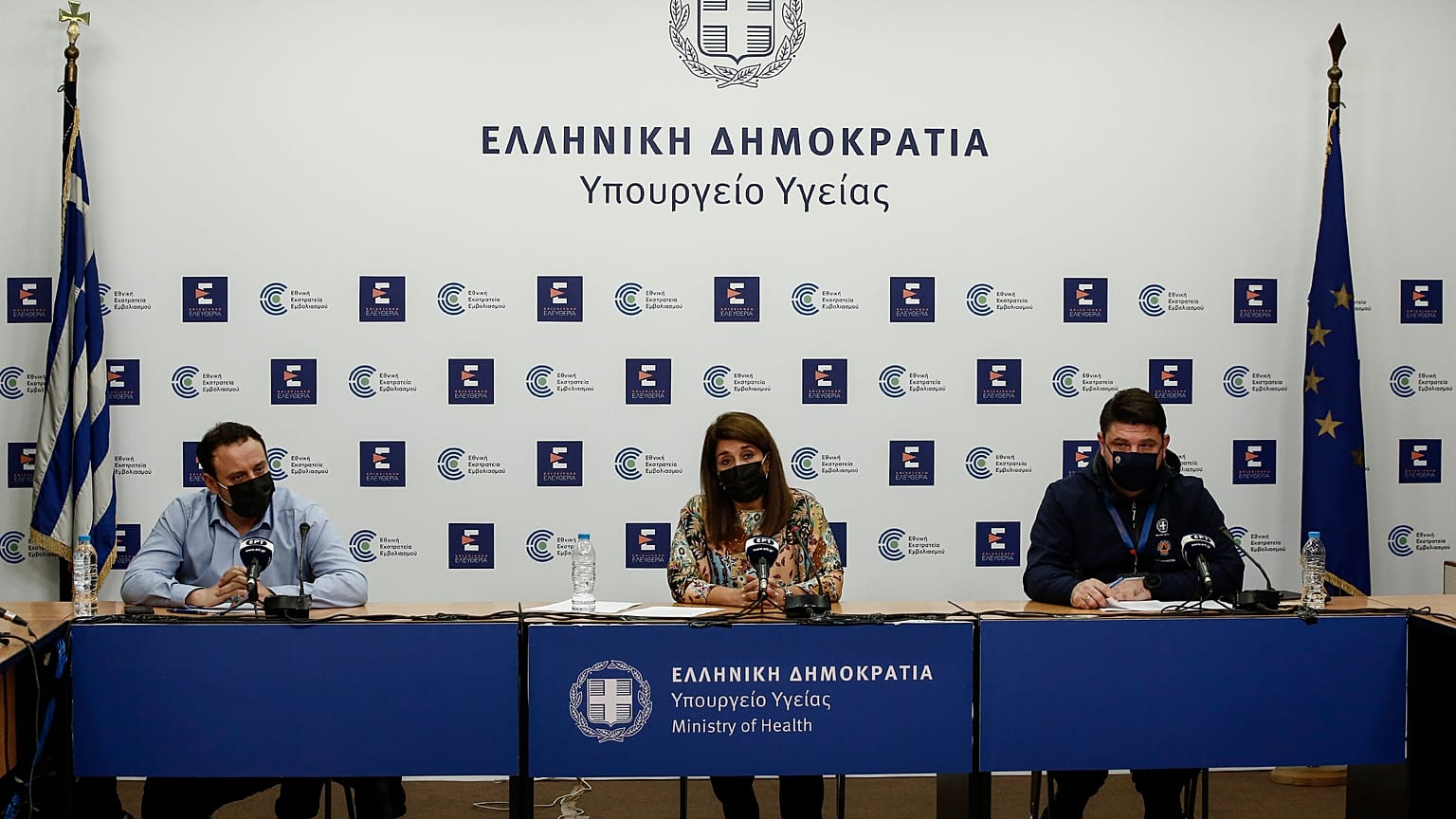 	Ο επίκουρος καθηγητής Υγιεινής και Επιδημιολογίας, Γκίκας Μαγιορκίνης (Α), η καθηγήτρια Παιδιατρικής Λοιμωξιολογίας, Βάνα Παπαευαγγέλου (Κ) και ο υφυπουργός Προστασίας του Πο