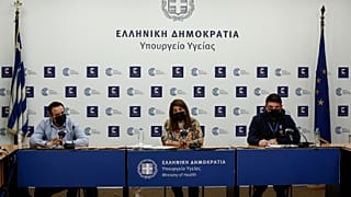 Ο επίκουρος καθηγητής Υγιεινής και Επιδημιολογίας, Γκίκας Μαγιορκίνης (Α), η καθηγήτρια Παιδιατρικής Λοιμωξιολογίας, Βάνα Παπαευαγγέλου (Κ) και ο υφυπουργός Προστασίας του Πο