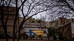 Una estelada o bandera de la independencia cuelga en un patio en Barcelona, ​​España, el jueves 11 de febrero de 2021.