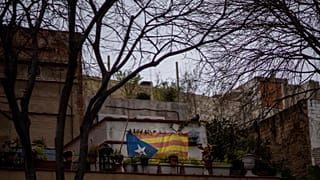 Una estelada o bandera de la independencia cuelga en un patio en Barcelona, España, el jueves 11 de febrero de 2021.
